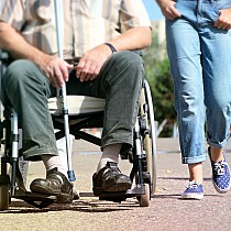 zdjęcie ilustracyjne: od lewel osoba na wózku, osoba idąca